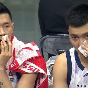 完美电竞赛事中心-复刻CBA名画！陈林坚和陈培东同时拿纸巾擦血引关注